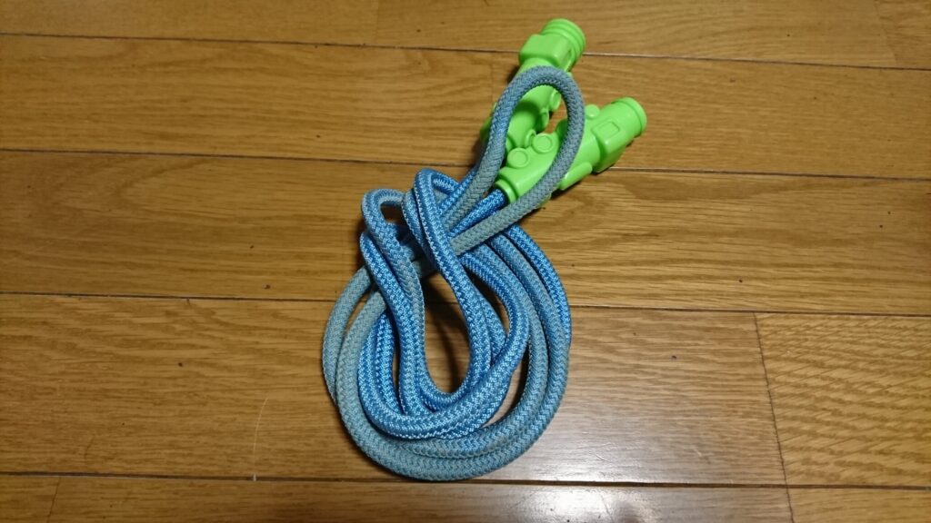 下になっている耳を輪っかにくくらせる